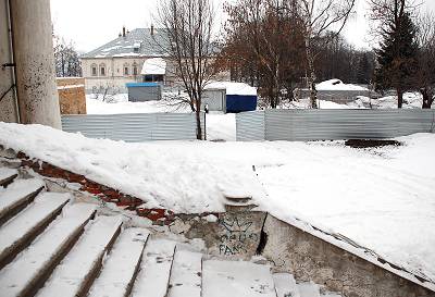 Мы любим город свой. Но странною любовью