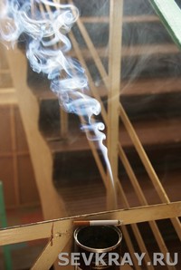 Почему в подъезде дымно и окурки папирос?