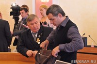 Депутаты собрали портфели и получили награды