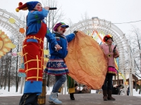 На горах покатались,  в блинах повалялись